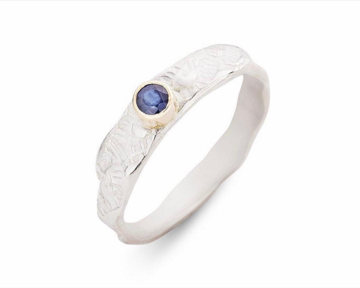 Lies Wambacq - silver ring with pattern and blue sapphire in 18kt yellow gold