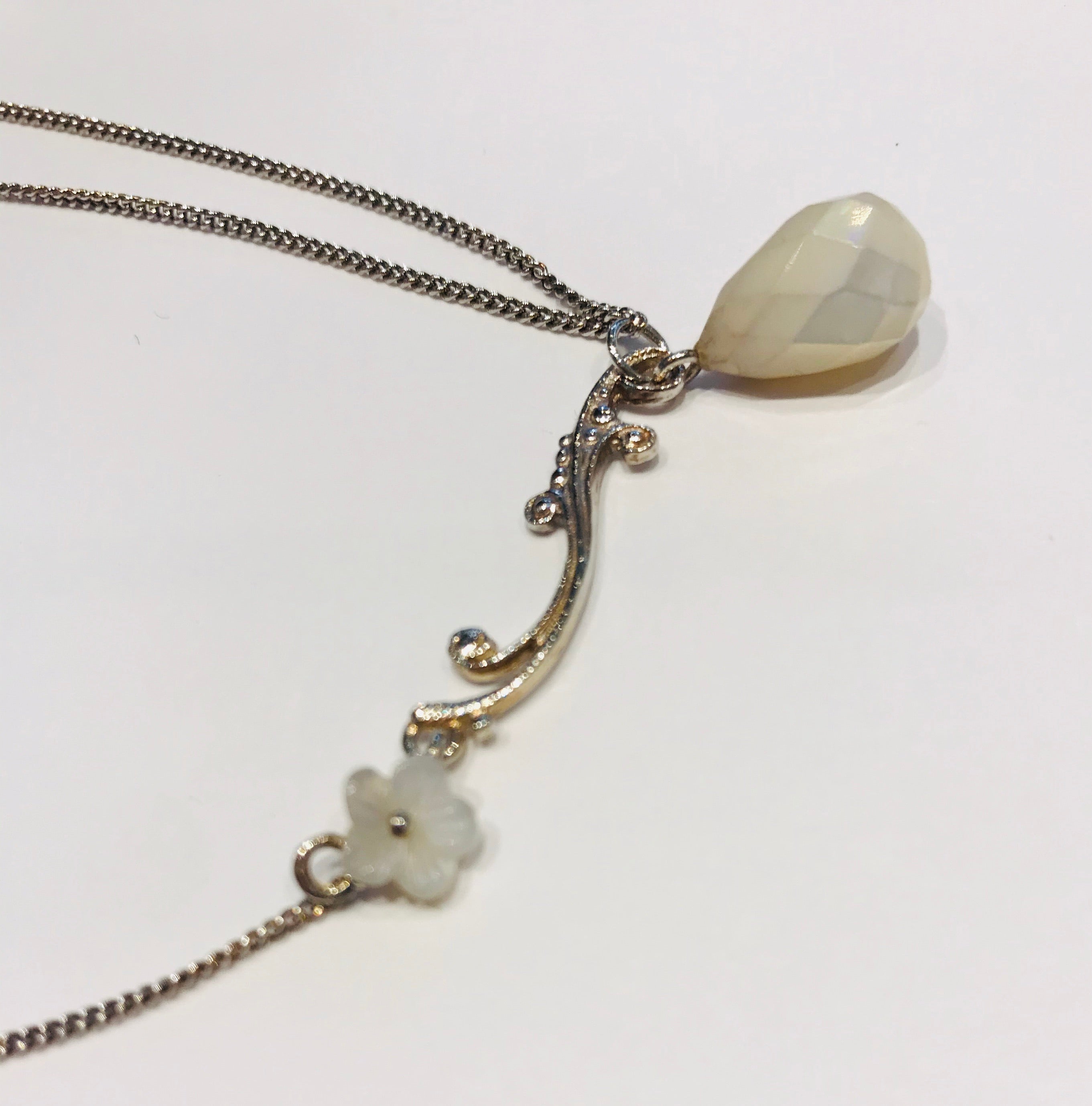 Wouters en Hendrix silver necklace with mother of pearl