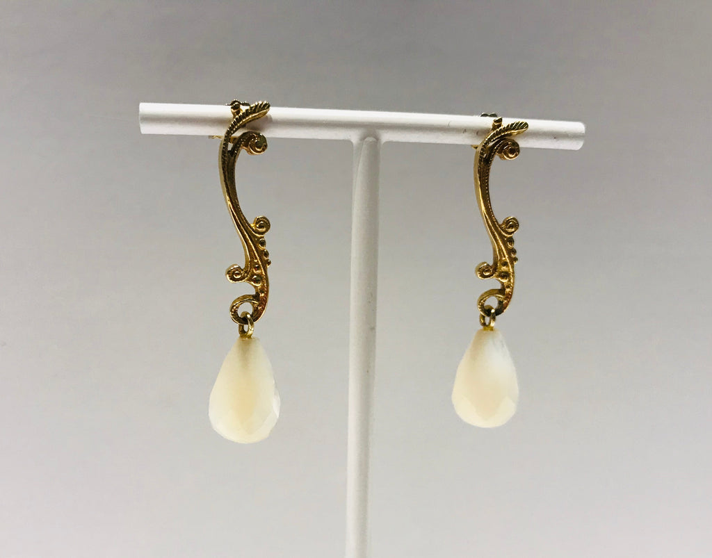 Wouters & Hendrix earrings with mother of pearl drop