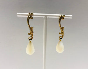 Wouters & Hendrix earrings with mother of pearl drop