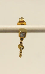Céline Daoust - 14kt yellow gold single chain earring with 3 diamonds