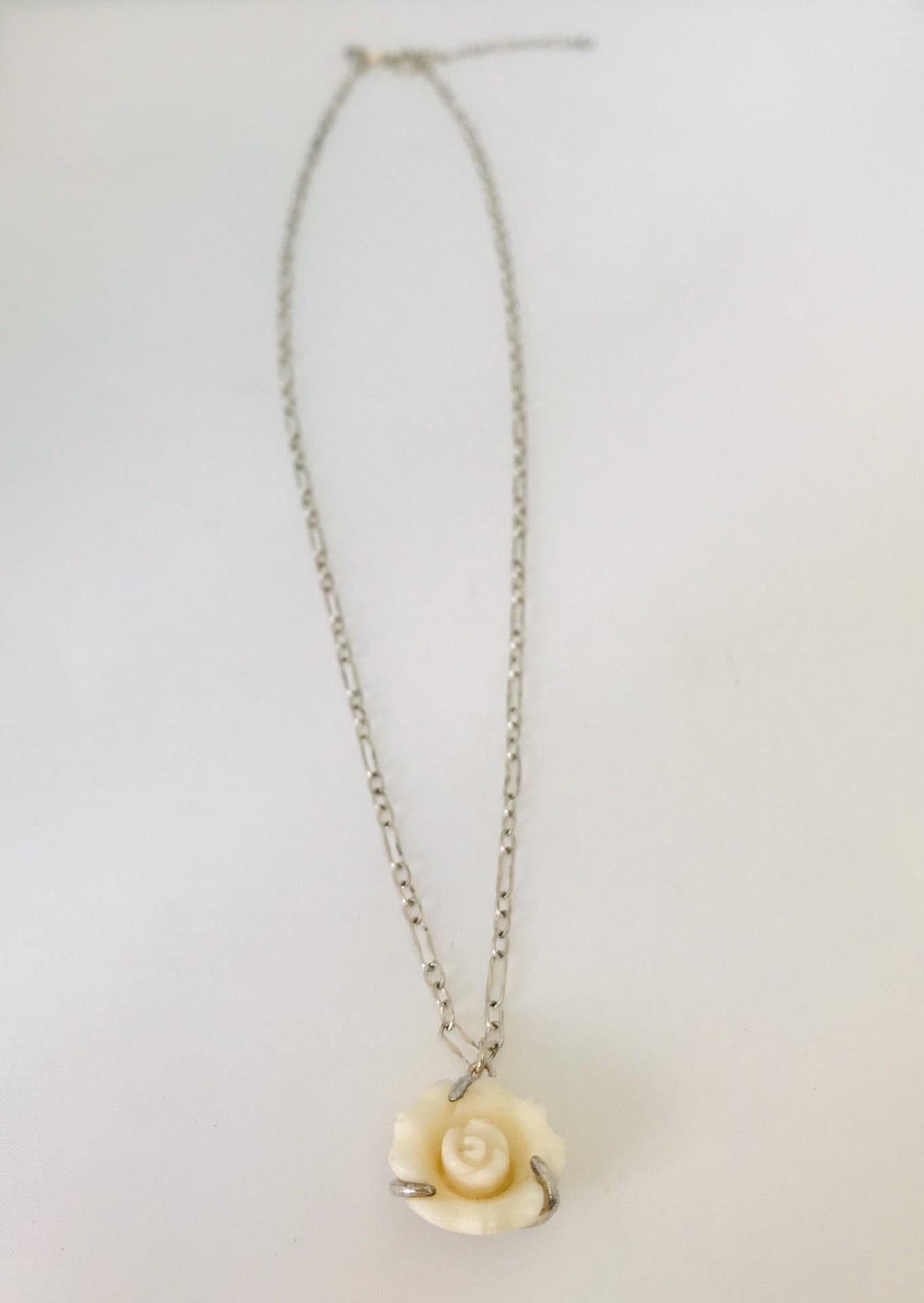Wouters & Hendrix - silver necklace with off white flower in horn
