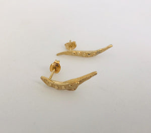 Lies Wambacq - gold plated asymmetrical pattern earrings