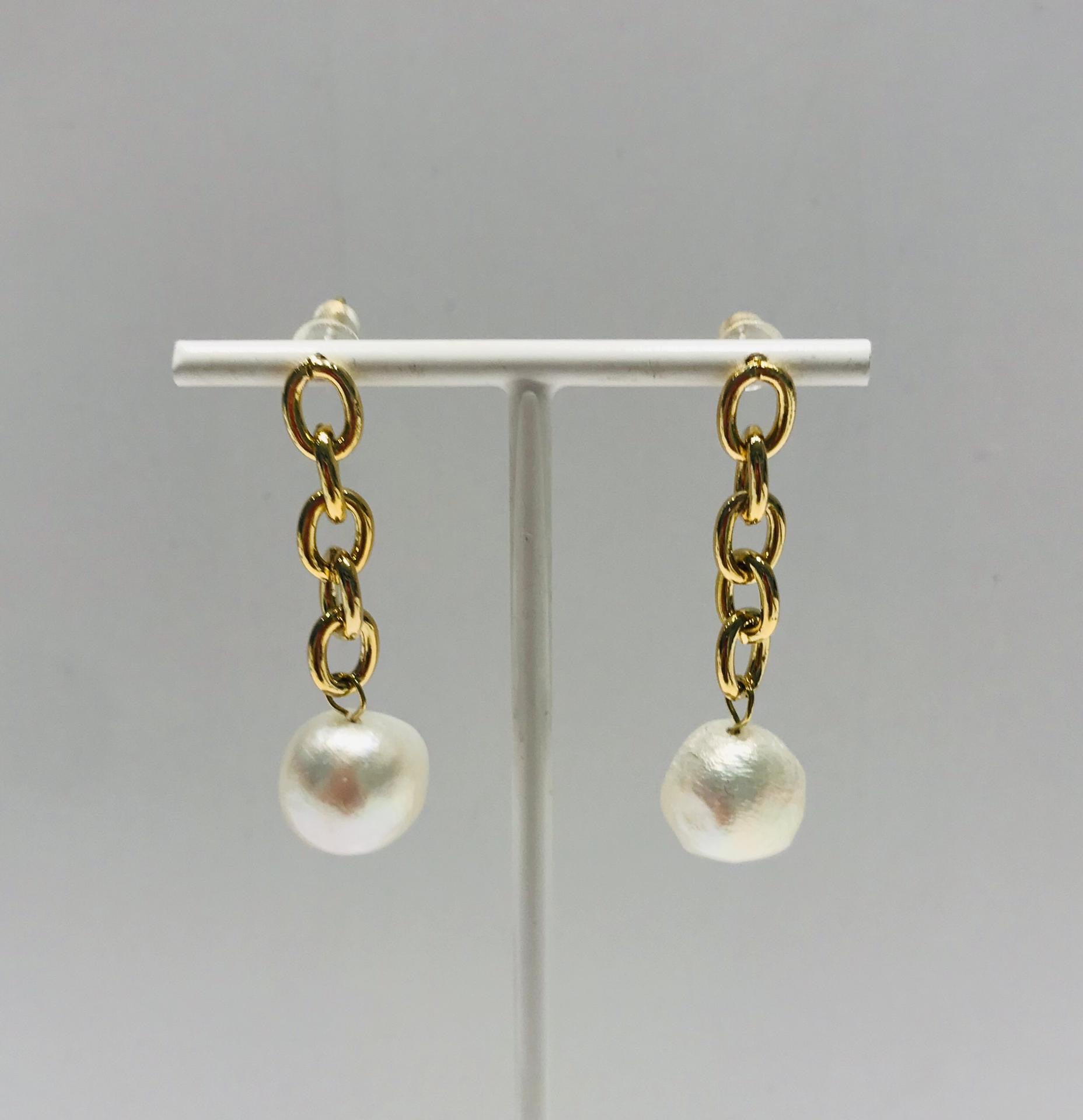 Link freshwater pearl earrings in steel by SAM&CEL.